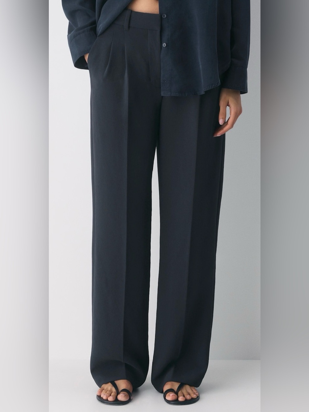 Aritzia The Effortless Pant in Navy 8 Short - Picture 7 of 7
